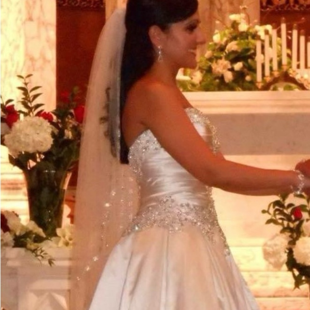 Wedding gown - Picture 3 of 6